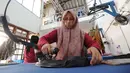 Pekerja menyetrika pakaian di Bogor Laundry, Sukasari, Bogor, Jawa Barat, Minggu (6/10/2019). Jasa laundry yang memiliki kapasitas produksi 800 Kg pakaian per hari tersebut memanfaatkan energi gas bumi Perusahaan Gas Negara (PGN) untuk kegiatan operasionalnya. (merdeka.com/Arie Basuki)