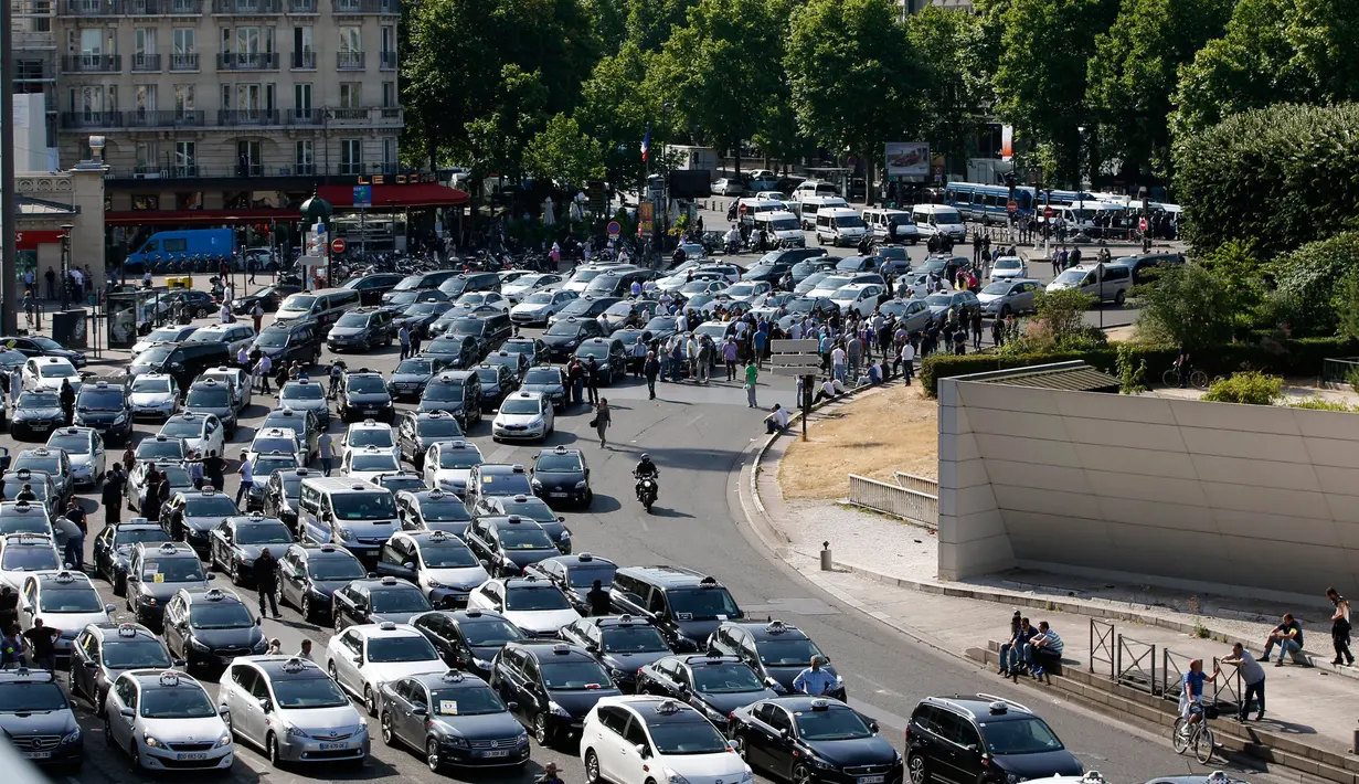 Ratusan kendaraan menutup arus lalu lintas di ruas jalan lingkar Paris selama protes terhadap mobil mobil layanan Uber, Perancis, Kamis (25/6/2015). Para supir memprotes layanan Online taksi Uber. (REUTERS/Charles Platiau)