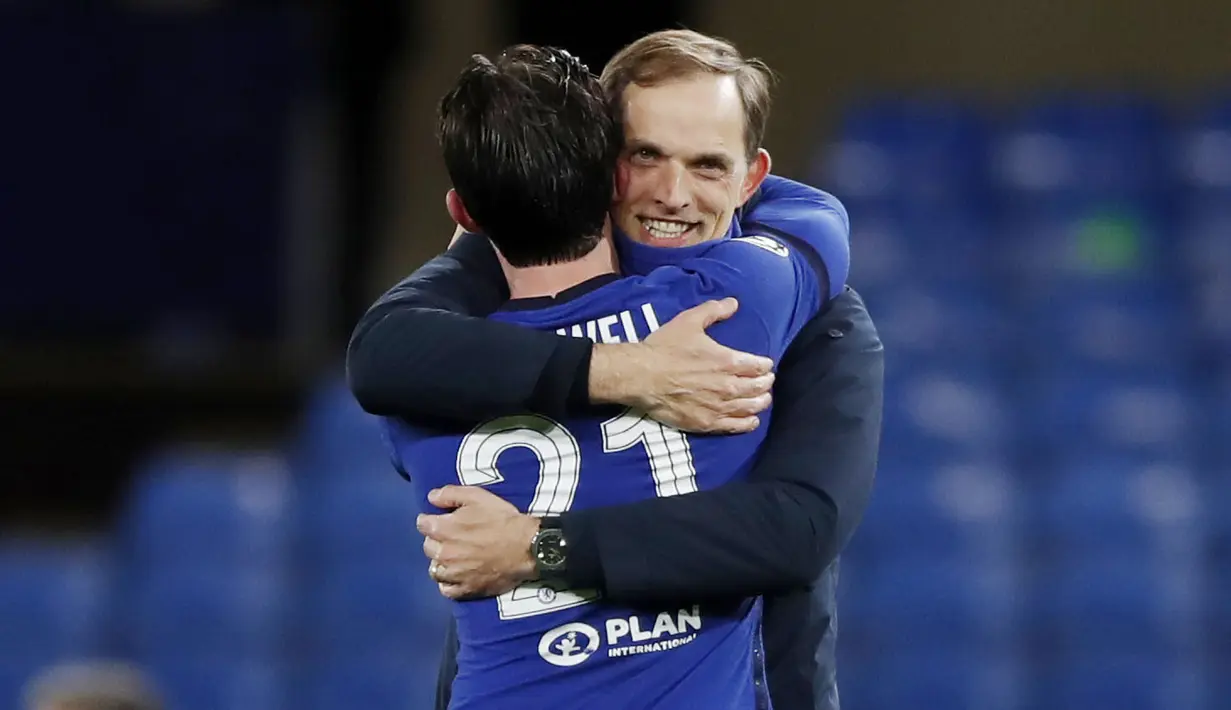 Pelatih Chelsea, Thomas Tuchel, memeluk Ben Chilwell usai mengalahkan Real Madrid pada leg kedua semifinal Liga Champions, di Stadion Stamford Bridge, Kamis (06/05/2021). Chelsea menang dengan skor 2-0. (AP Photo/Alastair Grant)
