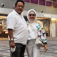 Padu padan cropped blazer multi warna dengan atasan dan bawahan nuansa putih, bikin tampilannya lebih fun dan playful. [@si.rano].