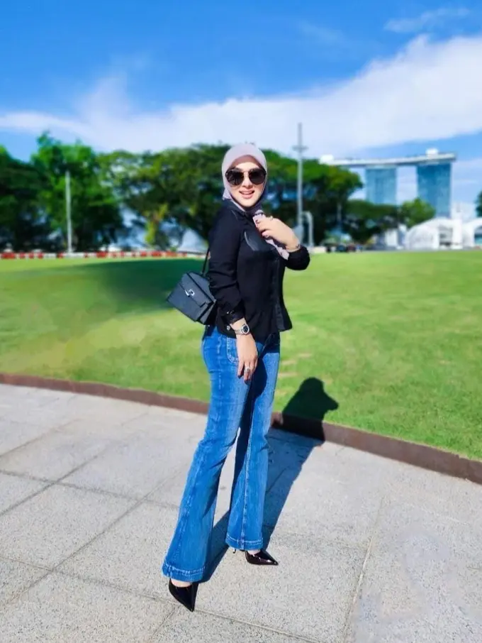 Outfit Syahrini kembali ke Singapura