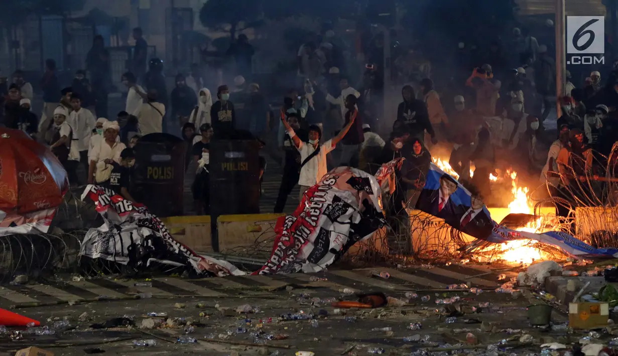 Massa melakukan provokasi dan kericuhan usai melakukan unjuk rasa di depan Gedung Bawaslu, Jakarta, Rabu (22/5/2019). (Liputan6.com/Helmi Fithriansyah)