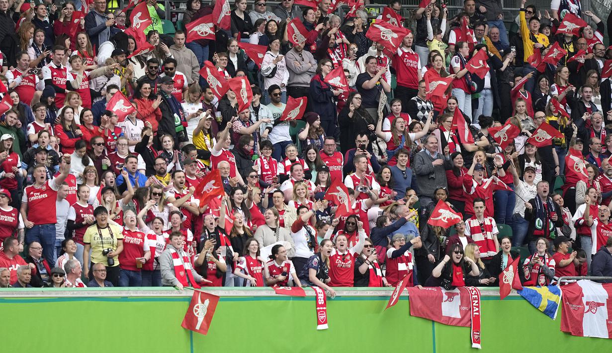 Fans Arsenal memberikan dukungan kepada timnya pada laga leg pertama semifinal Liga Champions Wanita 2022/2023 melawan Wolfsburg di Volkswagen Arena, Wolfsburg, Jerman, Minggu (23/04/2023). (AP Photo/Martin Meissner)