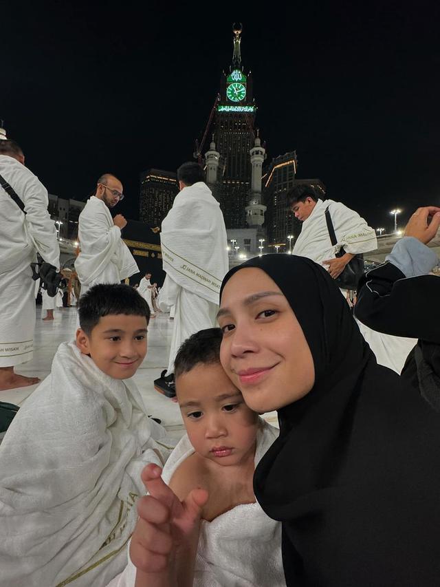 Gaya Santun Nagita Slavina Ibadah Umroh, Kenakan Abaya Mahal dan Tas Hermes Rp300jutaan