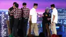 Usai Debat Cagub DKI Jakarta putaran ketiga para paslon Pilkada DKi saling bersalaman dan berpelukan, Jakarta, Jumat (10/2). Debat ke-3 ini mengangkat tema masalah kependudukan dan peningkatan kualitas hidup masyarakat.(Liputan6.com/Faizal Fanani)