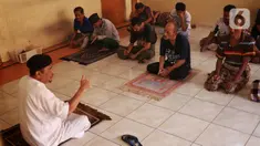 Sejumlah santri yang ternyata mereka adalah orang dengan gangguan jiwa (ODGJ) tengah mendengarkan siraman rohani usai menjalankan ibadah salat ashar di Pondok Pesantren Daarut Tasbih di Kota Bumi, Tangerang, Selasa (12/5/2020). (Liputan6.com/Angga Yuniar)
