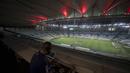 DJ Franklin Scheleger (29) memainkan suara dan lagu menyerupai gemuruh suporter selama pertandingan antara Fluminense dan Atletico Goianiense dalam babak lanjutan Kejuaraan Brasil di Stadion Maracana, Rio de Janeiro, Brasil, pada 2 September 2020. (AFP/Mauro Pimentel)