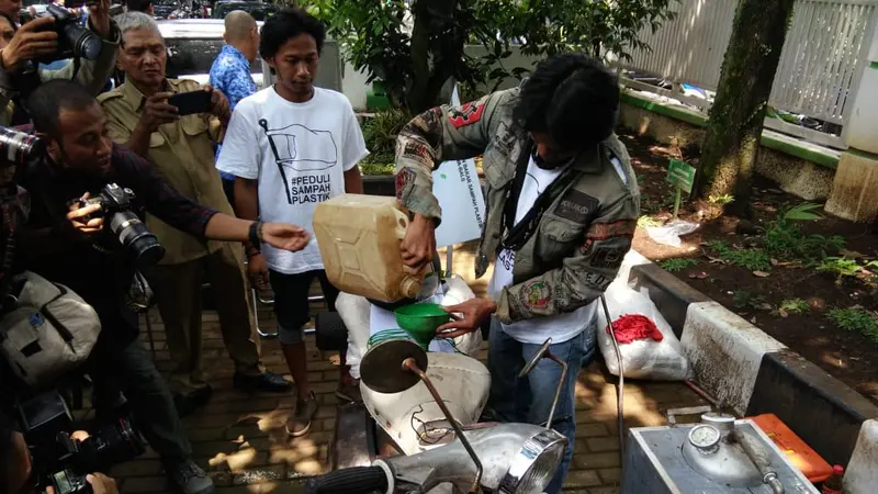 Dimas Bagus Wijanarko (42) memasukkan bahan bakar hasil pembakaran sampah