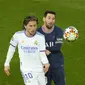 Gelandang Real Madrid Luka Modric berebut bola dengan penyerang Paris Saint Germain (PSG) Lionel Messi pada leg pertama babak 16 besar Liga Champions di Stadion Parc des Princes, Rabu dini hari WIB (16/2/2022). PSG susah payah kalahkan Real Madrid 1-0. (AP Photo/Francois Mori)