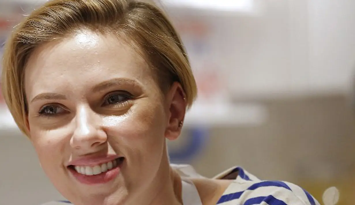 “Aku memintanya (Scarjo) untuk mencabut keputusannya (gugat cerai) dan kembali bersama, walapun mungkin tak menyenangkan, adakan negosiasi,” tambahnya. (AFP/Bintang.com)