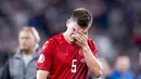 Bek Denmark Joakim Maehle mengusap air mata usai pertandingan melawan Inggris pada semifinal Euro 2020 di stadion Wembley di London, Kamis (8/7/2021). Inggris menang atas Denmark dengan skor 2-1. (Liselotte Sabroe /Ritzau Scanpix via AP)