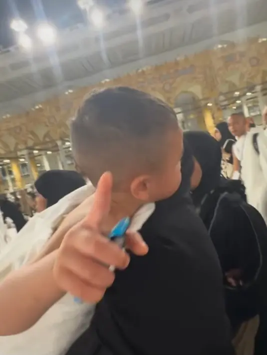 <p>Kini keinginannya tercapai. Seperti lagu yang selalu dinyanyikan, Rayyanza menjalankan tawaf, berkeliling-keliling Ka'bah dalam gendonga sang ibu, Nagita Slavina. (Foto: Instagram/ raffinagita1717)</p>