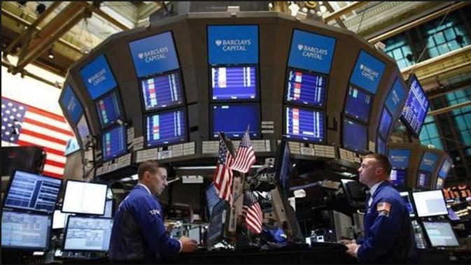 Bursa saham Amerika Serikat (AS) merosot di awal pekan ini didorong aksi jual di sektor saham energi karena harga minyak melemah.