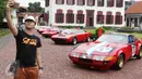 Pengunjung berfoto dengan latar belakang Ferrari klasik di Gedung Arsip Nasional, Jakarta, Selasa (14/3). Merayakan ulang tahun ke-70 keberadaan Ferrari di dunia otomotif, Ferrari Jakarta memboyong 10 supercar klasik pilihan. (Liputan6.com/Angga Yuniar)