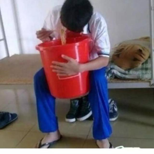 6 Potret Ember Dijadikan Wadah Makanan Ini Nyeleneh, Bikin Tepuk Jidat