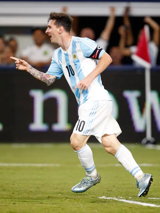 Selebrasi Lionel Messi usai mencetak gol saat laga uji coba melawan Meksiko, AT&T Stadium, Texas, AS, Rabu (9/9/2015). Messi berhasil menyelamatkan Argentina dari kekalahan berkat golnya di menit 89. Kedudukan berakhir imbang 2-2. (Reuters/Matthew Emmons)