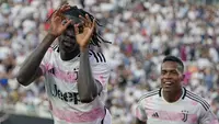 Pemain Juventus, Moise Kean mencetak gol pertama ke gawang Real Madrid pada laga uji coba pramusim di Camping World Stadium, Orlando, Florida, Amerika Serikat, Kamis (03/08/2023) WIB. (AP Photo/John Raoux)