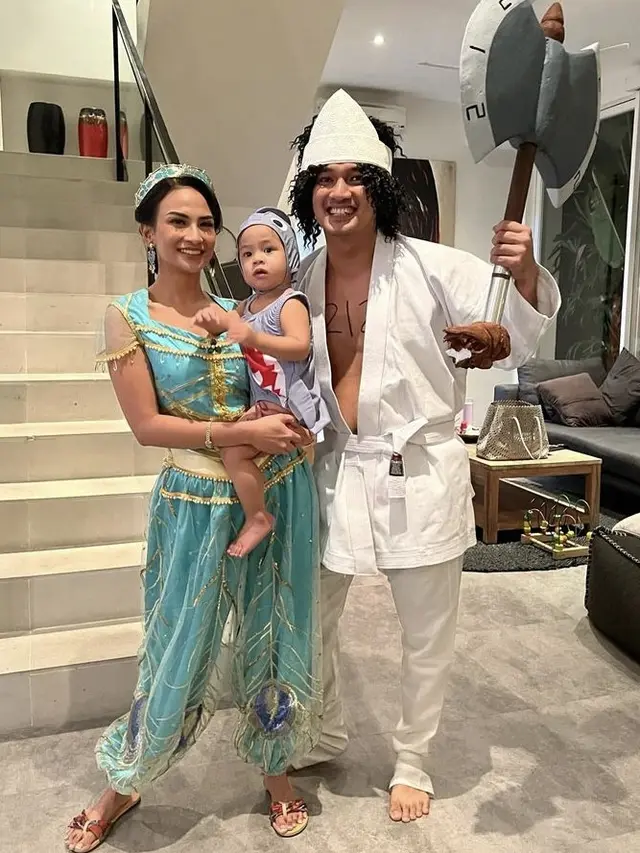 Gala Sky bersama Vanessa Angel dan Bibi Ardiansyah mengenakan kostum pada perayaan pesta Halloween.