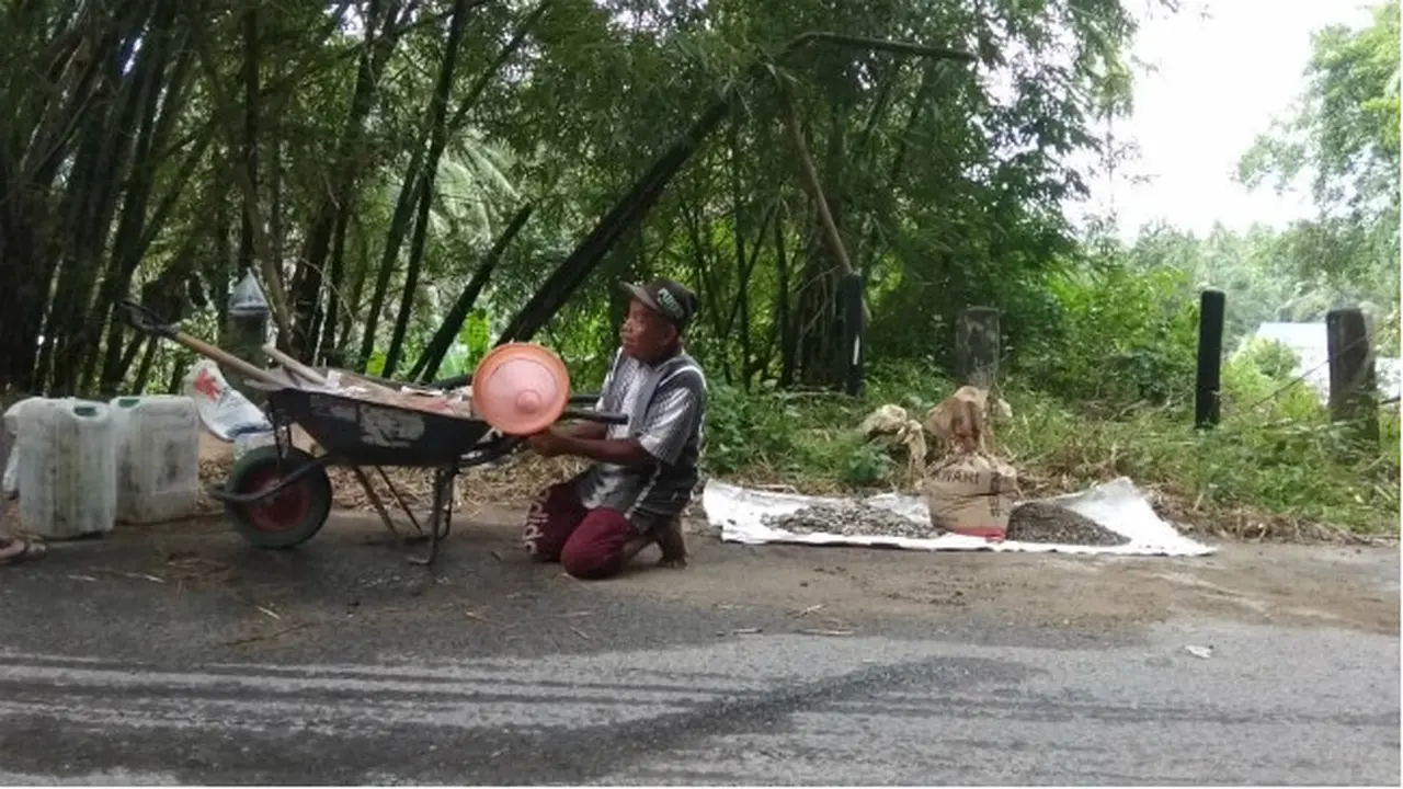 Opa Sadam, Menambal Jalan Rusak Demi Keselamatan Pengendara