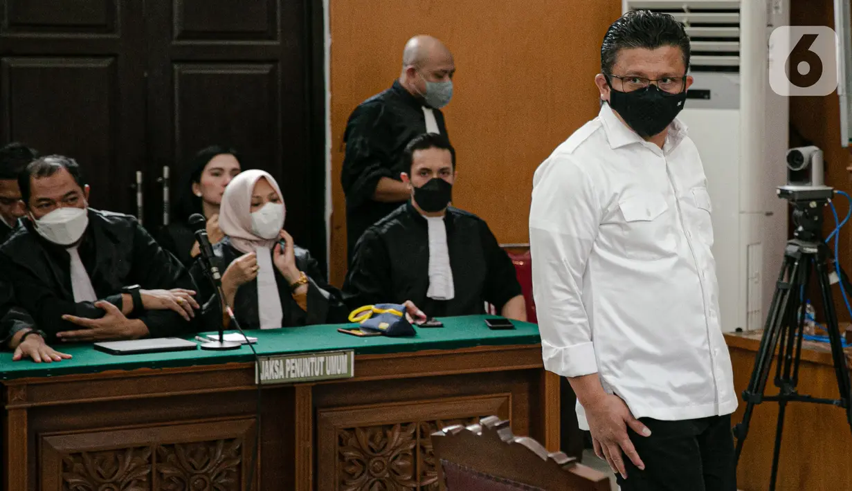 Terdakwa kasus pembunuhan berencana terhadap Yosua Hutabarat atau Brigadir J, Ferdy Sambo bersiap menjalani sidang putusan di PN Jakarta Selatan, Senin (13/2/2023). Tuntutan tersebut dinilai sebanding dengan perbuatan yang telah dilakukan  oleh Sambi cs yang dapat dikatagorikan  sebagai perbuatan  luar biasa dengan melihat posisi kekuasaan yang dimiliki oleh Ferdy Sambo. (Liputan6.com/Faizal Fanani)