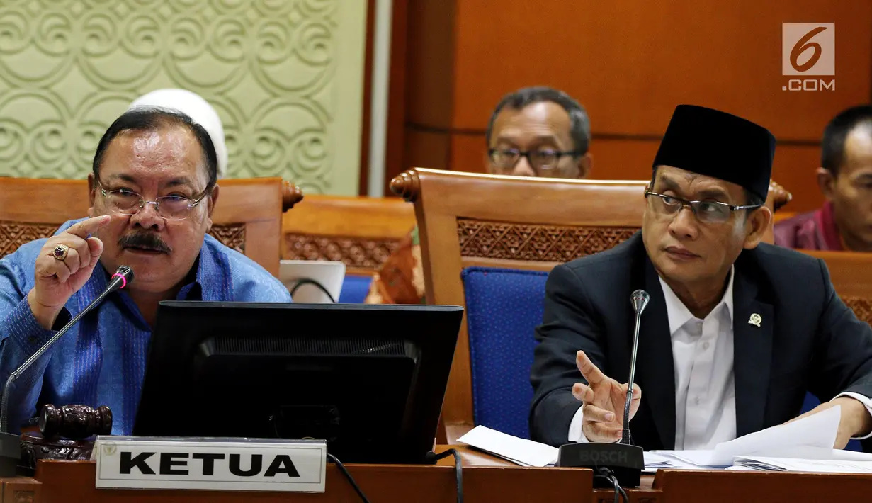 Ketua Pansus RUU Antiterorisme Muhammad Syafi'i (kanan) dan Wakil Ketua Pansus RUU Mayjen TNI (Purn) Supiadin Aries Saputra memimpin rapat bersama panitia kerja (panja) di Kompleks Parlemen Senayan, Jakarta, Rabu (23/5). (Liputan6.com/Johan Tallo)