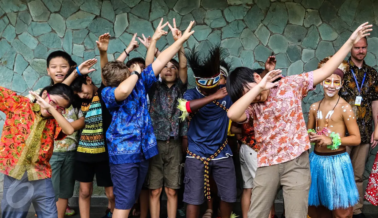 Sejumlah siswa-siswi sedang beraksi di JIS Pondok Indah, Jakarta (24/10). Cultural Week yang digelar selama 1 minggu ini berisi kegiatan tari-tarian, workshop dan belajar mengenal budaya Indonesia. (Liputan6.com/Fery Pradolo)