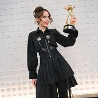 Berdasarkan laporan Pinterest Predicts™ 2026, pencarian terkait bros dan aksesori bernuansa maksimalis menunjukkan lonjakan signifikan.  [@claurakiehl].