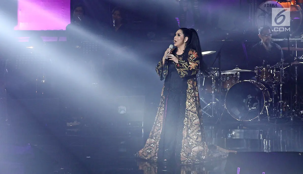 Penyanyi Vina Panduwinata tampil pada konser bertajuk 'September Ceria' di Balai Sarbini, Jakarta, Jumat (8/9). Sebanyak 15 lagu dibawakan dengan mengajak penggemar ikut bernyanyi. (Liputan6.com/Herman Zakharia)