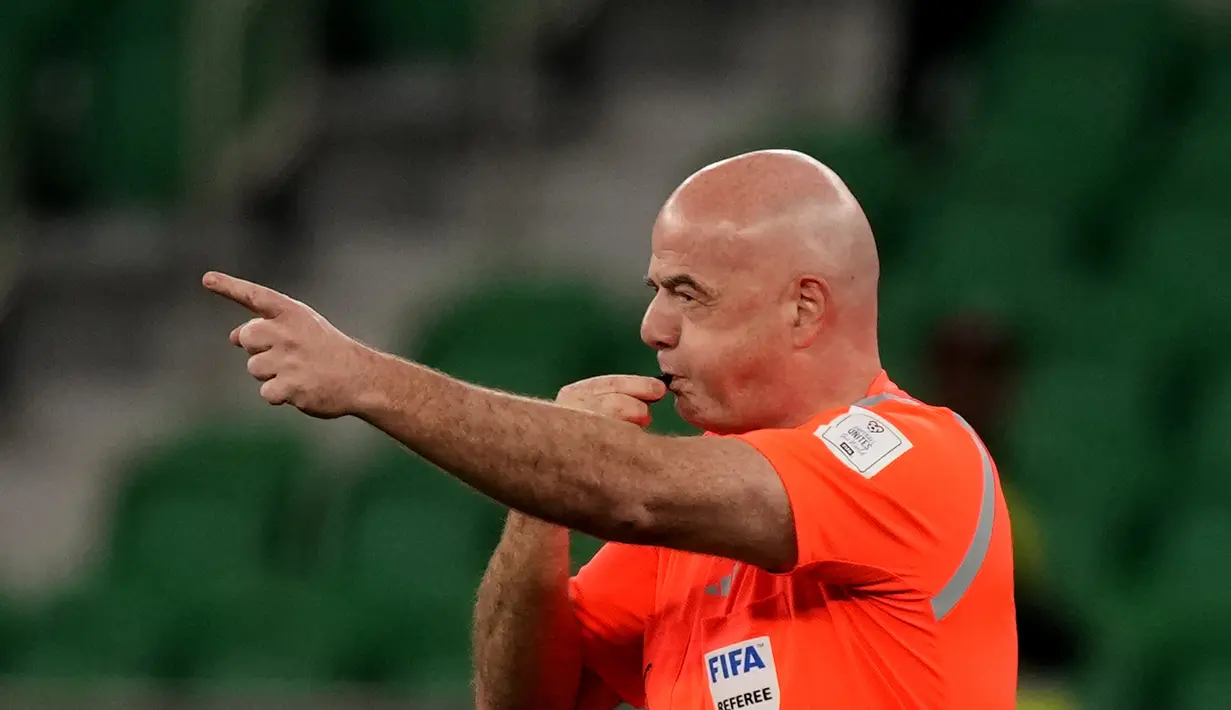Presiden FIFA Gianni Infantino meniup peluit sebagai wasit saat pertandingan antara pekerja dan FIFA Legends di Stadion Al Thumama di Doha, Qatar, Senin (12/12/2022). Mengikuti pertandingan terakhir di FIFA Piala Dunia Qatar 2022 Stadion Al Thumama, para tamu dan sukarelawan melihat para pekerja beberapa di antaranya memenangkan edisi terakhir Piala Pekerja, bermain berdampingan dengan beberapa nama sepak bola terbesar dalam pertarungan 60 menit.(AP Photo/ Frank Augstein)