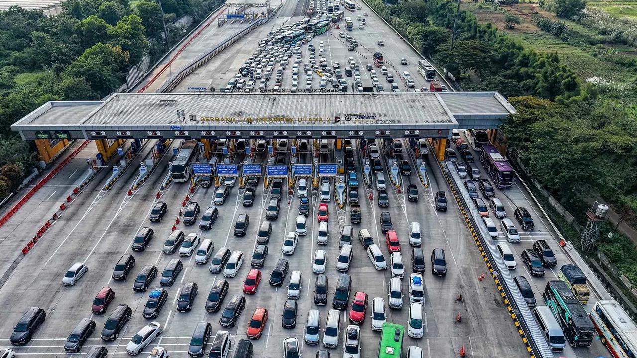 FOTO: Kemacetan Mengular di Gerbang Tol Cikampek Jelang Puncak Arus  Mudik Lebaran 2026