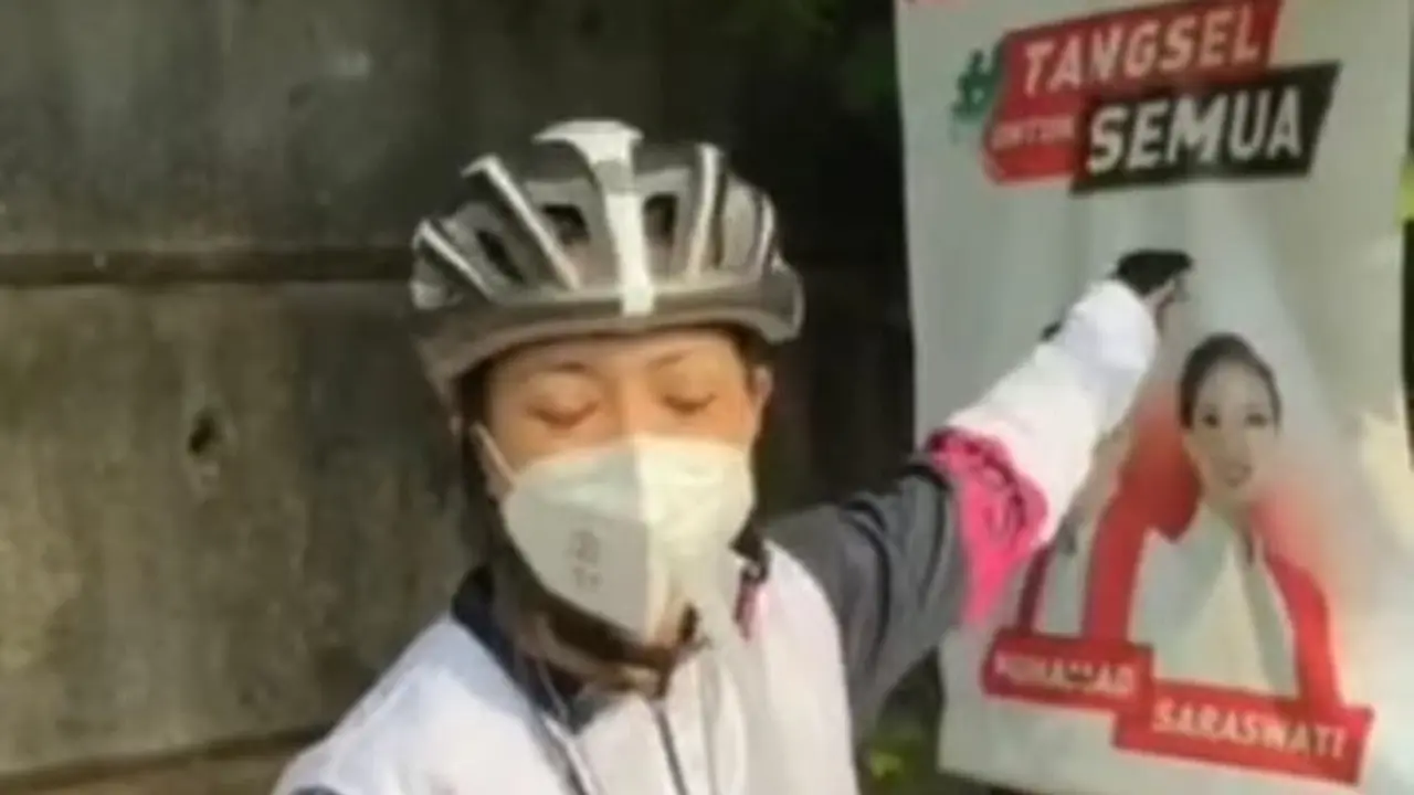 Calon Wakil Wali Kota Tangerang Selatan Rahayu Saraswati Djojohadikusumo Mencopot APK yang Terpaku di Pohon.