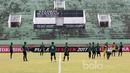 Persiapan Sriwijaya FC saat uji coba lapangan jelang melawan Arema FC  pada laga delapan besar Piala Presiden 2017 di Stadion Manahan, Solo, Jumat (24/2/2017). (Bola.com/Nicklas Hanoatubun)