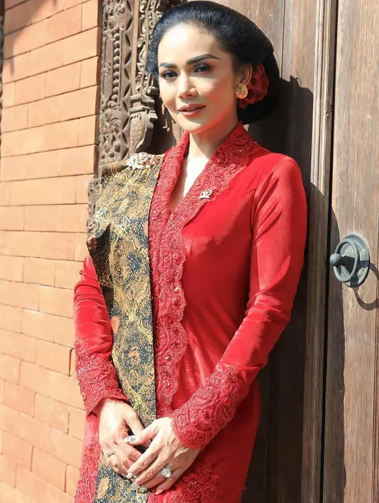 Kali ini, istri Raul Lemos itu memancarkan keanggunan dalam balutan kebaya kartini dengan aksen bordiran bunga di tepian. Kebayanya dipermanis dengan selendang batik coklat dan bross mini. [@krisdayantilemos].