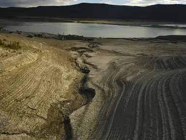 Pemandangan waduk Yesa yang terkena kekeringan, pada hari musim panas yang cerah di Yesa, sekitar 55 kilometer (34,17 mil), dari Pamplona, Spanyol utara, Rabu, 14 September 2022. (AP Photo/Alvaro Barrientos)