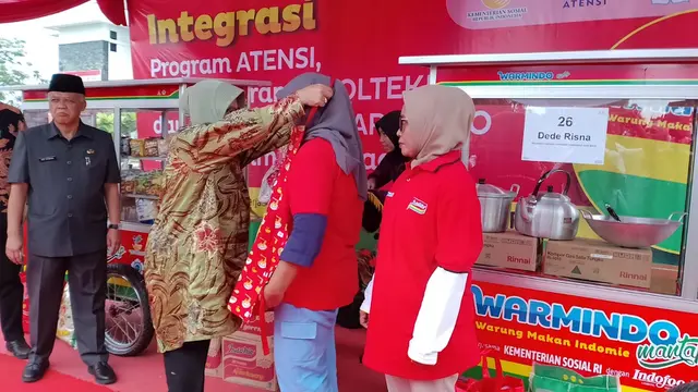 Mensos RI Tri Rismaharini, secara simbolis memberikan bantuan gerobak dan produk turunan Indofood kepada PKH PKH dalam kunjungan kerjanya mengenai graduasi di Balaikota Tasikmalaya, Rabu (3/7/2024) (Liputan6.com/Jayadi Supriadin)