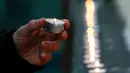 Seorang pria menyalakan lilin sebagai ungkapan berkabung untuk korban dari pesawat militer Rusia Tupolev Tu-154 yang jatuh di Laut Hitam, Rusia, Minggu (25/12). Diperkirakan sebanyak 91 orang belum diketahui nasibnya. (REUTERS / Sergei Karpukhin)