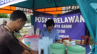 Seorang wartawan mengambil kopi yang disuguhkan oleh Posko Relawan, Pangkalan Bun Kalimantan Tengah, Kamis (8/1/2015). (Liputan6.com/Andrian M Tunay)