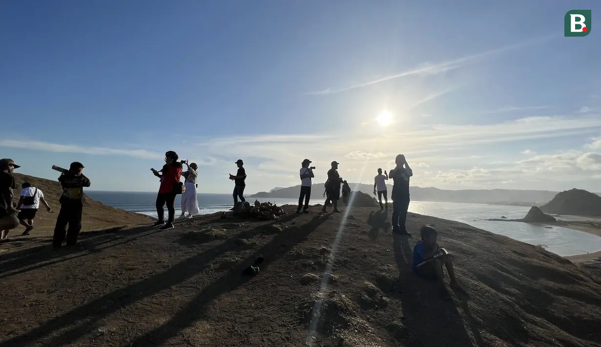 <p>Suasana di atas Bukit Seger, Lombok, yang menjadi spot menarik menyaksikan balapan di Sirkuit Mandalika, Jumat (11/8/2023). (Bola.com/Iqri Widya)</p>