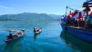 Sebelumnya, perahu tersebut telah berlabuh sekitar empat mil atau sekitar 6,4 kilometer dari lepas pantai Aceh. (CHAIDEER MAHYUDDIN/AFP)