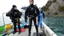 Yasuo Takamatsu dan instruktur bersiap melakukan penyelaman di perairan laut yang dingin di Onagawa Miyagi Jepang (2/03/2014) (AFP Photo/Toru Yamanaka).