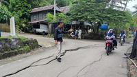 Retakan besar di jalan akibat fenomena tanah bergerak di Lingkungan Limboro, Kelurahan Tande, Majene (Foto: Liputan6.com/Abdul Rajab Umar)