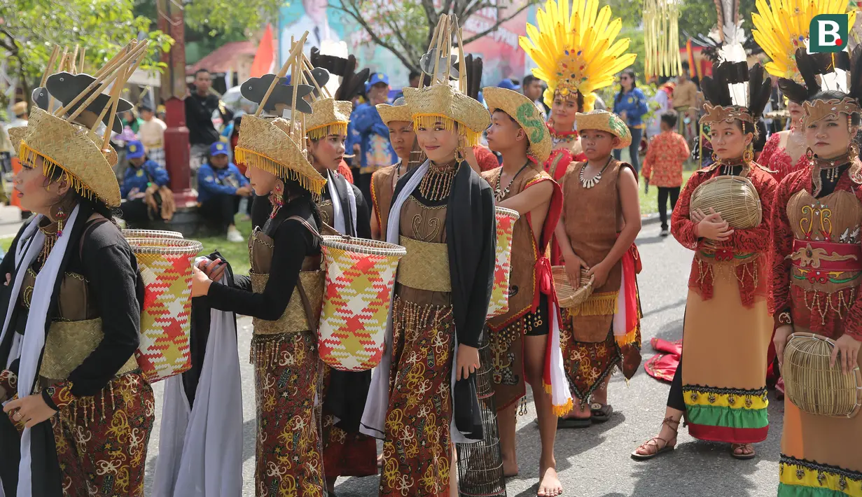 <p>9. Rombongan peserta mengenakan pakaian adat Kalimantan Tengah saat mengikuti rangkaian acara Festival Budaya Isen Mulang di Bundaran Palangkaraya, Minggu (19/5/24) pagi. (Bola.com/Ade Yusuf Satria)</p>