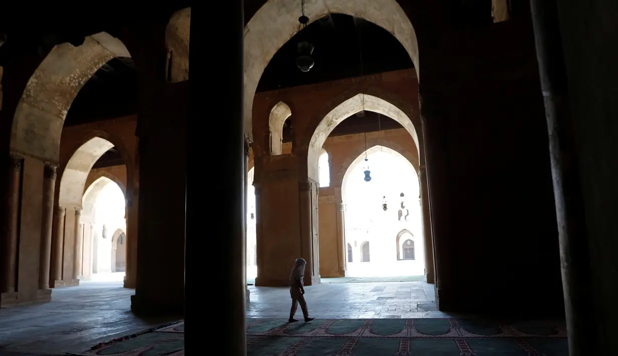 Seorang anak perempuan berjalan di dalam Masjid Ibnu Tulun, Kairo, saat bulan suci Ramadan, 2 Juni 2017. Masjid yang dibangun pada 876-879 di masa pemerintahan Ahmad Ibn Tulun ini merupakan masjid tertua kedua di Mesir. (REUTERS/Amr Abdallah Dalsh)
