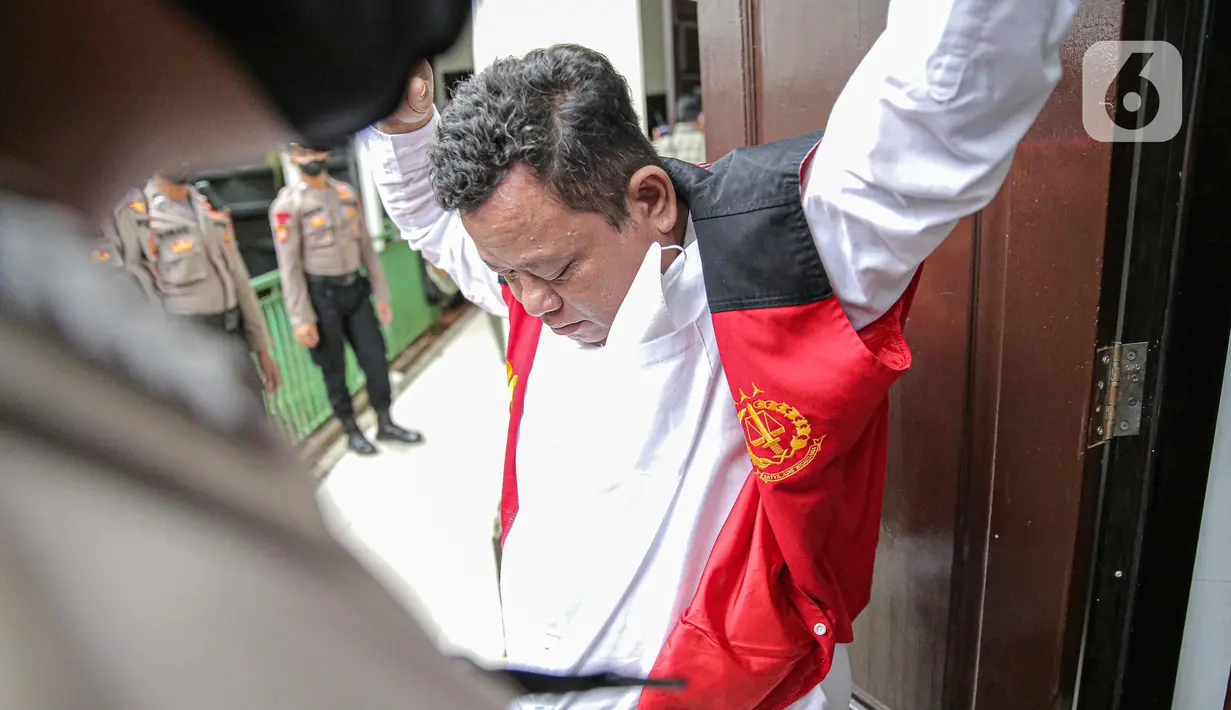 Terdakwa kasus pembunuhan Brigadir Nopriansyah Yosua Hutabarat atau Brigadir J, Kuat Ma'ruf usai menjalani sidang lanjutan di Pengadilan Negeri Jakarta Selatan, Jakarta, Rabu (26/10/2022). Dalam sidang tersebut hakim menolak eksepsi Kuat Ma'ruf. (Liputan6.com/Faizal Fanani)