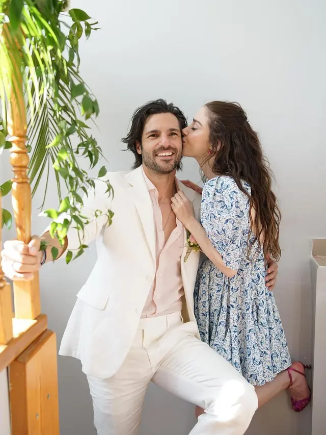 bintang serial Turki Cinta di Musim Cherry Serkan Cayoglu dan Ozge Gurel bertunangan (Foto: Instagram @ozgecangurelofficial)