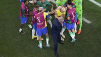 Richarlison juga tak mau kalah. Setelah sukses mencetak gol ketiga Brasil pada menit ke-29, ia juga ikut menari. Bahkan, penyerang Tottenham Hotspur itu juga mengajak pelatih Brasil, Tite untuk merayakan gol cantiknya. (AP/Pavel Golovkin)