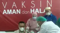 Wali Kota Kendari mengikuti Vaksinasi Covid-19.(Liputan6.com/Ahmad Akbar Fua)