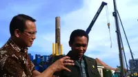 Anggota Komisi C DPRD Jawa Timur melakukan inspeksi ke proyek pembangunan apartemen di kawasan Jalan Ahmad Yani, Surabaya. (Liputan6.com/Dian Kurniawan)