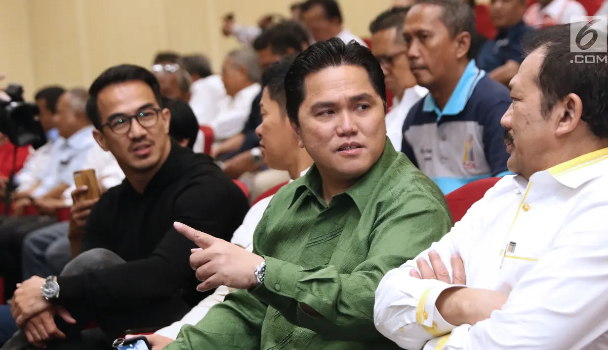 Ketua Umum KOI, Erick Thohir (kedua kanan) jelang menjadi pembicara pada Refleksi Akhir Tahun Olahraga Indonesia di Jakarta, Senin (10/12). Acara Refleksi Akhir Tahun ini digelar KORI bertema masa depan atlet Indonesia. (Liputan6.com/Helmi Fithriansyah)