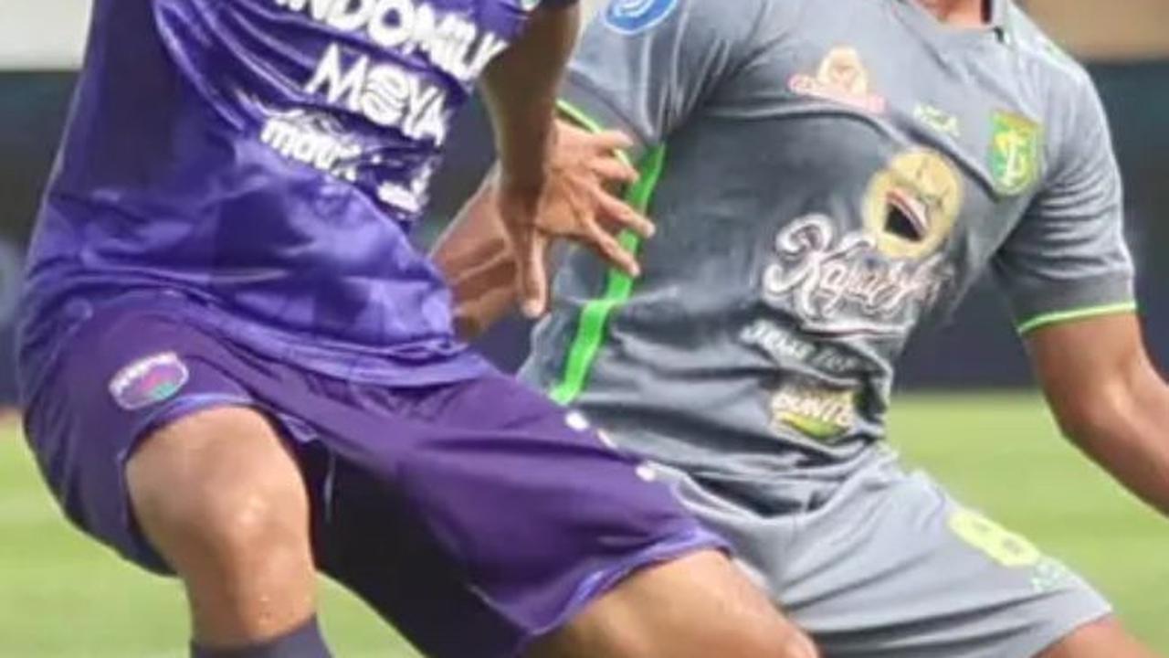 Di laga ini Persita berhasil mencuri gol terlebih dahulu lewat gol bunuh diri Paulo Henrique pada akhir babak pertama. Bola.com/M Iqbal Ichsan